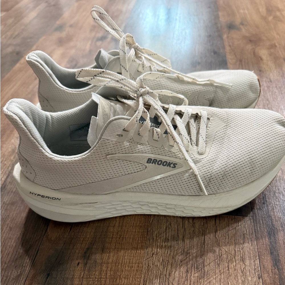 Women’s Brooks Cream Hyperion Running Shoes - Size 9.5